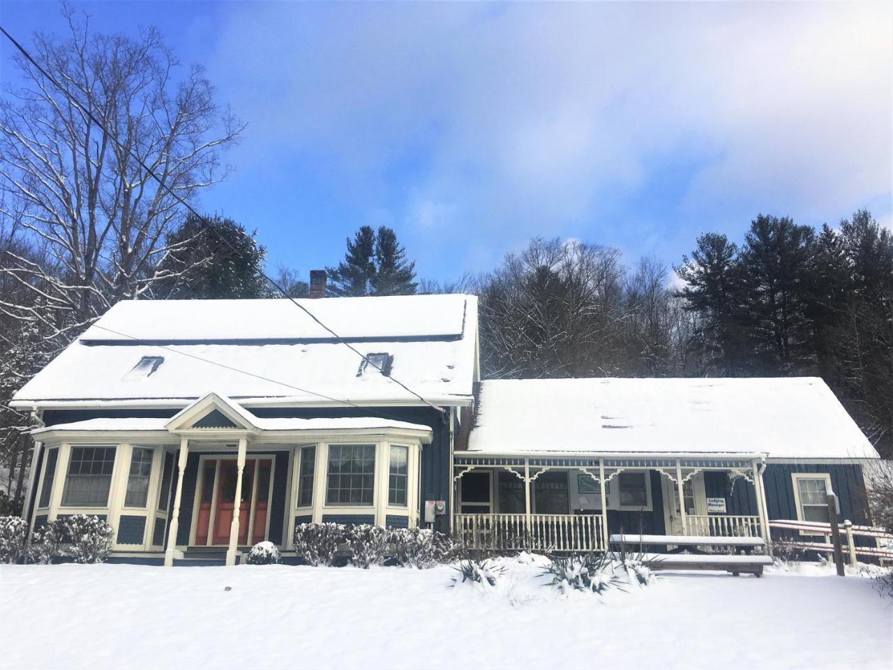 Hawk Mountain Lodge Charlemont Bagian luar foto